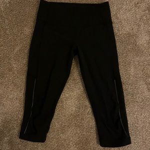 Black Lululemon cropped leggings